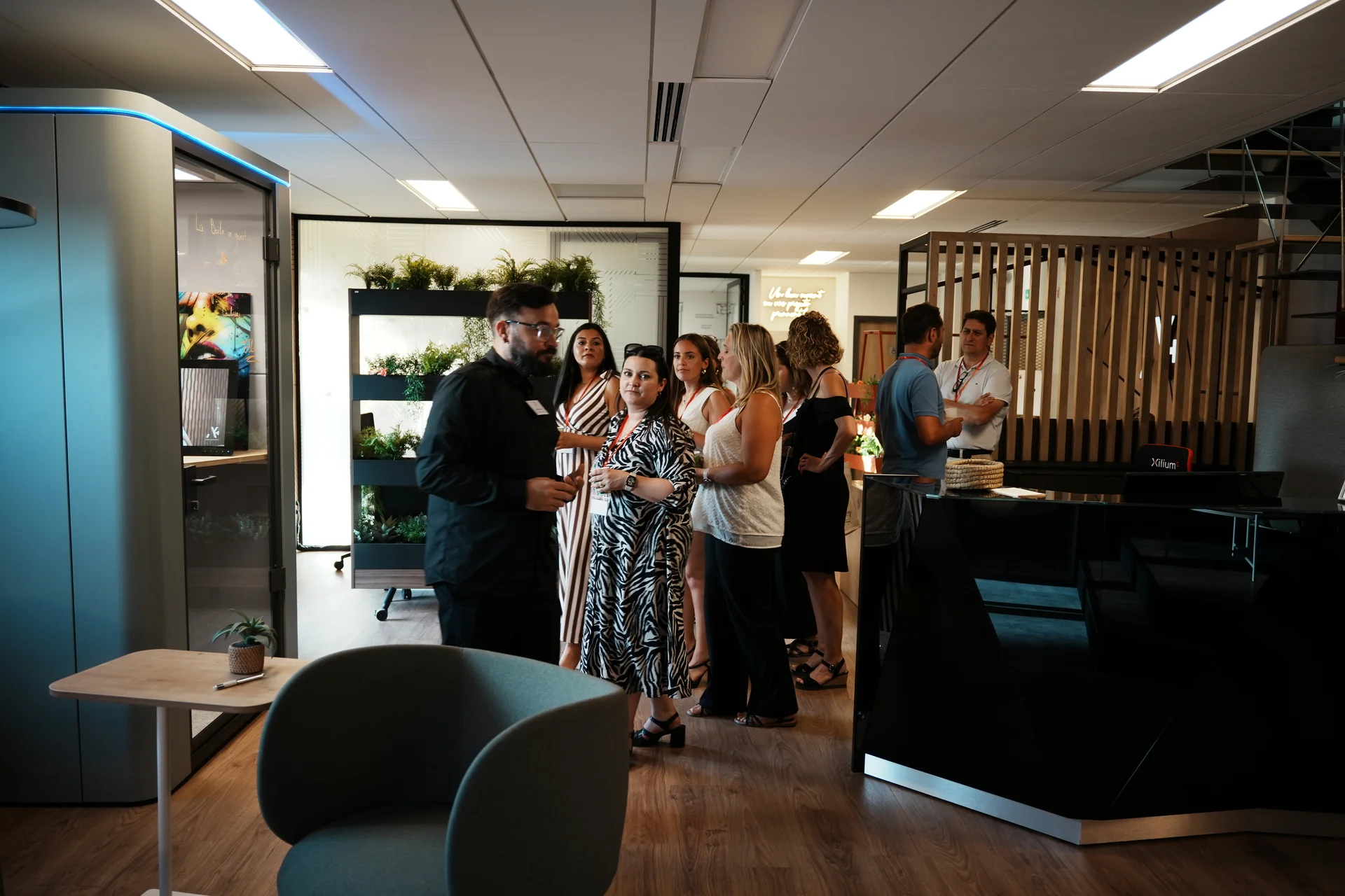Ospiti riuniti nello showroom per l&rsquo;anniversario