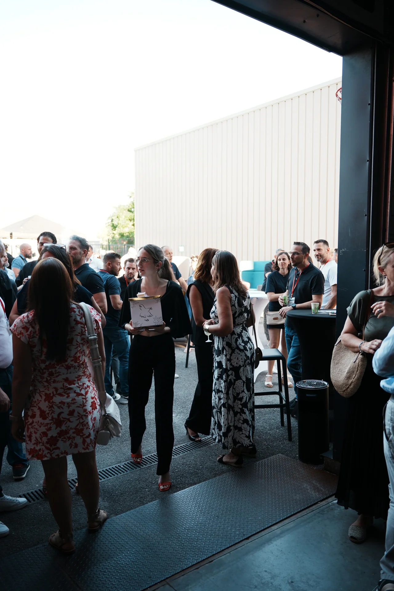 Ambiente del evento del 25 aniversario de A4 Am&eacute;nagement en el showroom