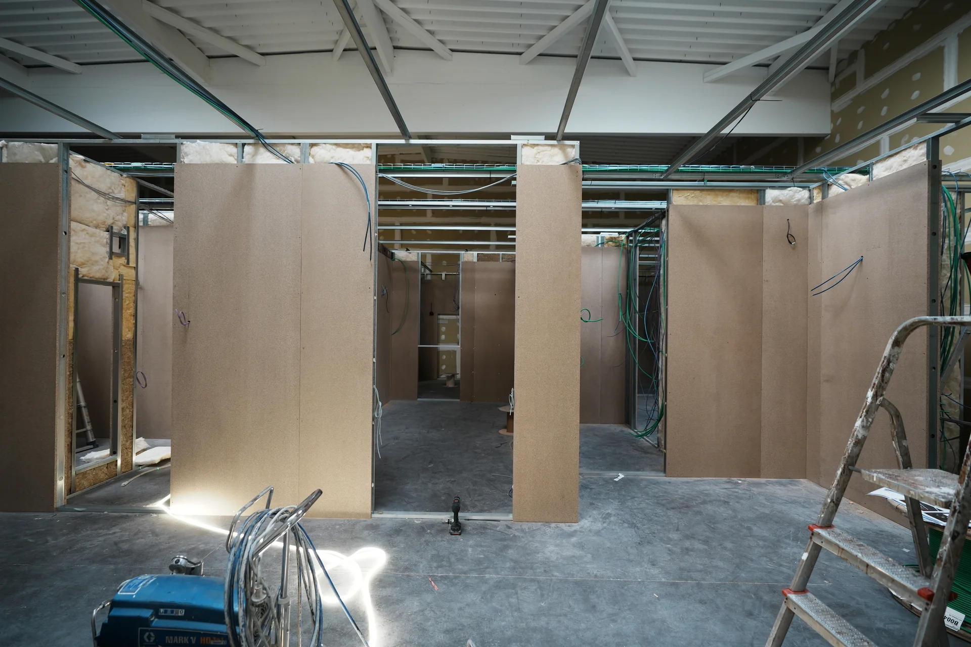 Tabiques en construcci&oacute;n en las obras de un escape game en N&icirc;mes