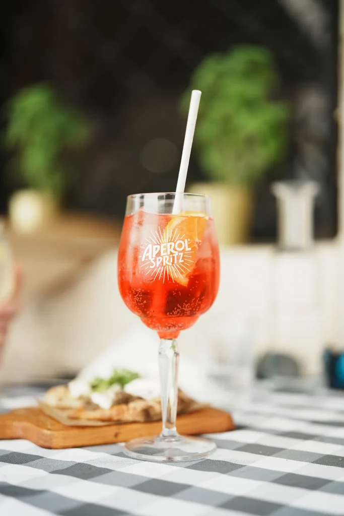 Spritz sur une table à carreaux, La Maison d’Anna