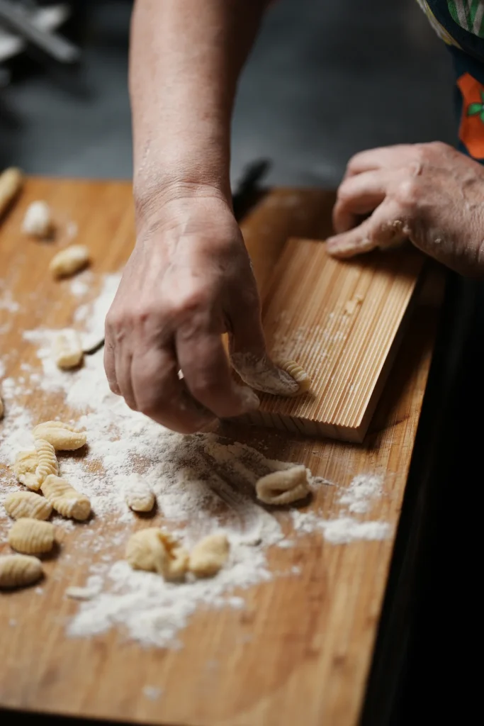 Façonnage des gnocchis sur une planche rainurée, La Maison d’Anna