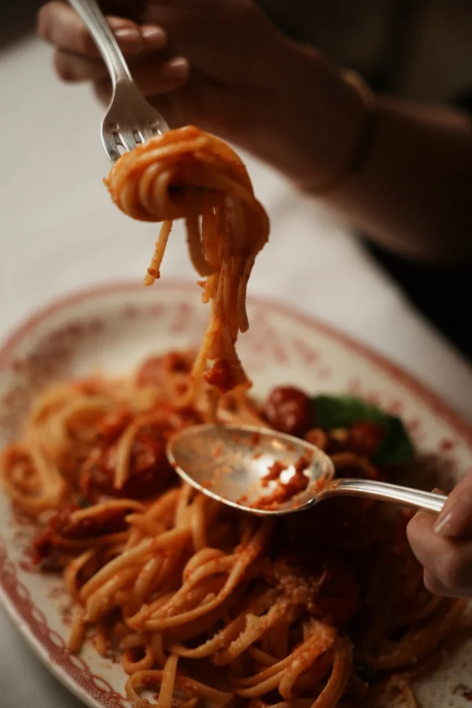 Pâtes à la tomate dégustées à table, La Maison d’Anna