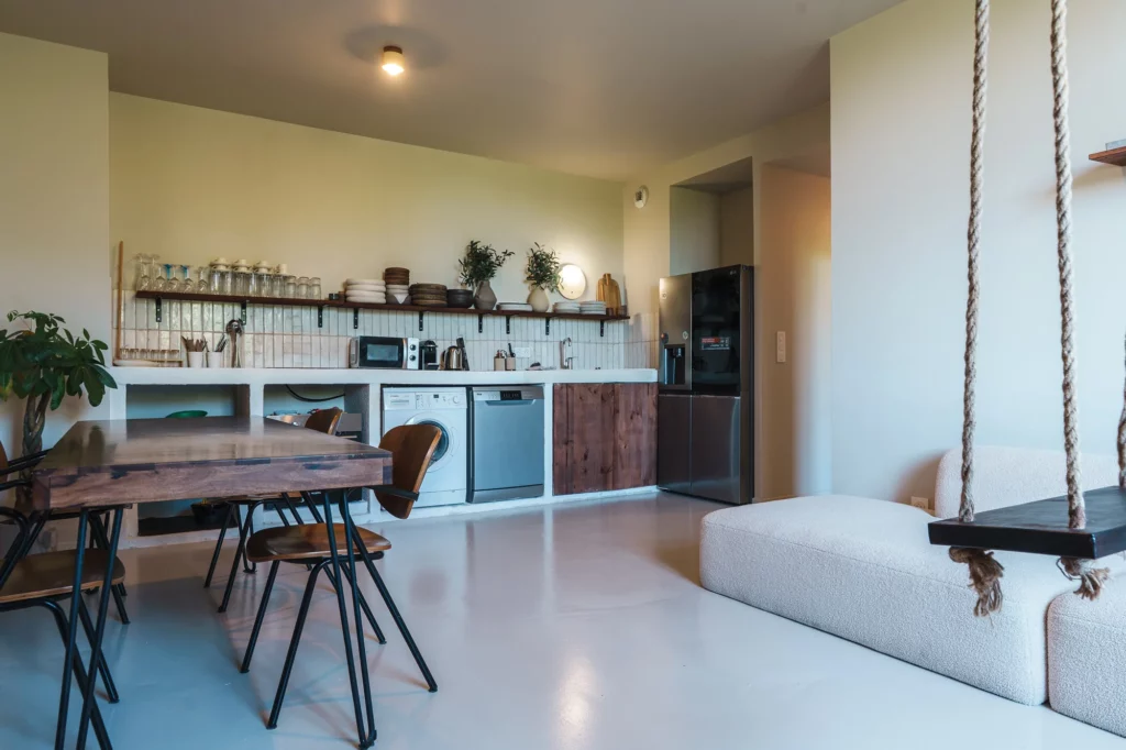 Cucina aperta, tavolo e soggiorno in un appartamento in affitto