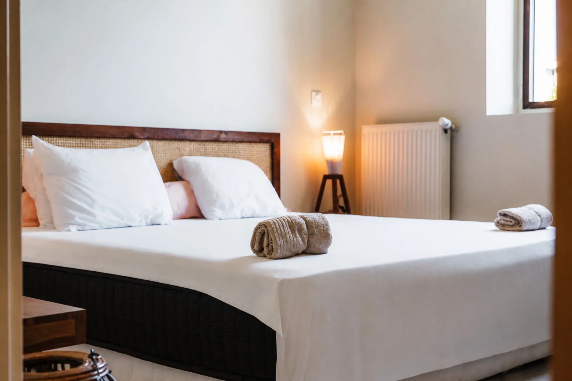 Letto preparato in una camera luminosa