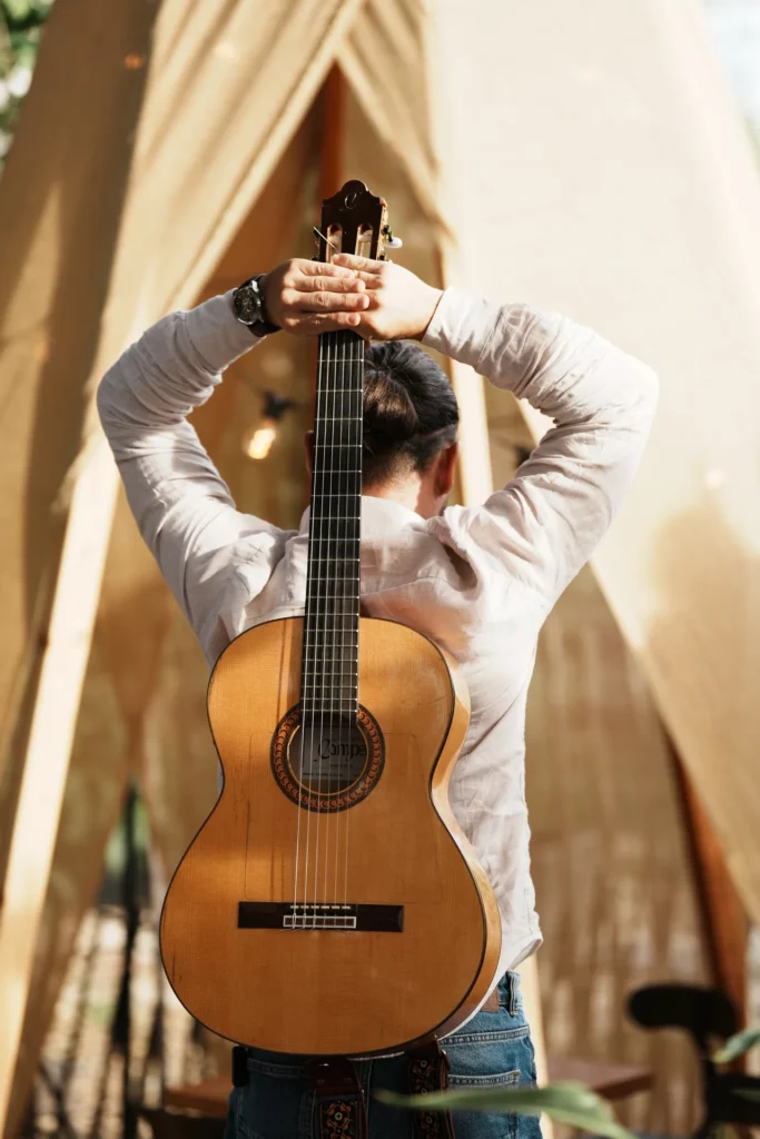 Guitarra a la espalda en el Bivouac, Astranova