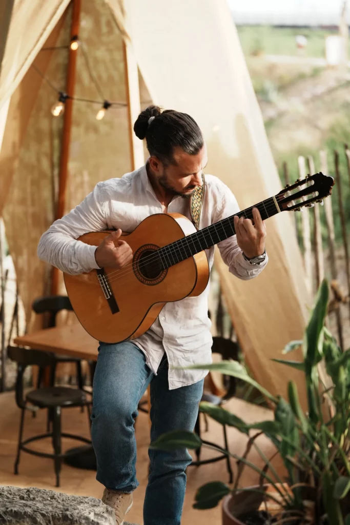 Guitarrista de pie en el Bivouac, Astranova