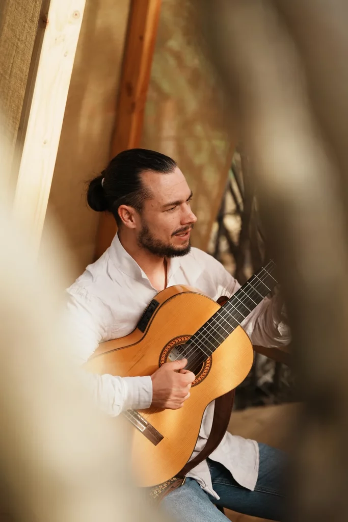 Retrato del guitarrista entre cortinas, Astranova