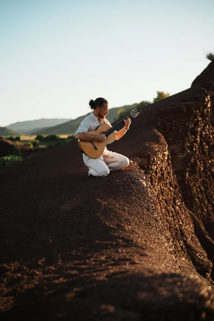 Guitarrista entre los relieves del Canyon du Diable, Astranova