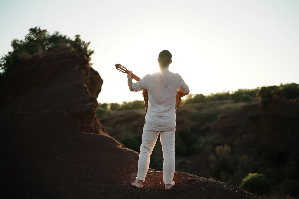 Guitarrista de espaldas frente al ca&ntilde;&oacute;n, Astranova