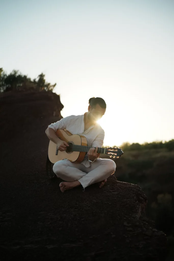 Guitarrista sentado a la luz del atardecer, Astranova