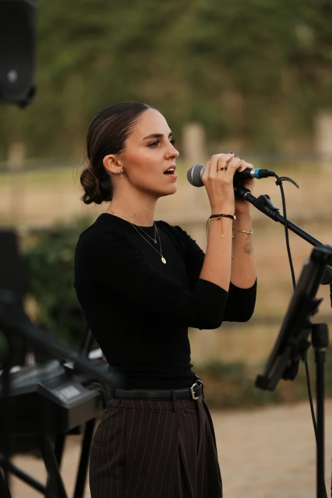 Cantante al micr&oacute;fono durante la velada de clausura, Astranova
