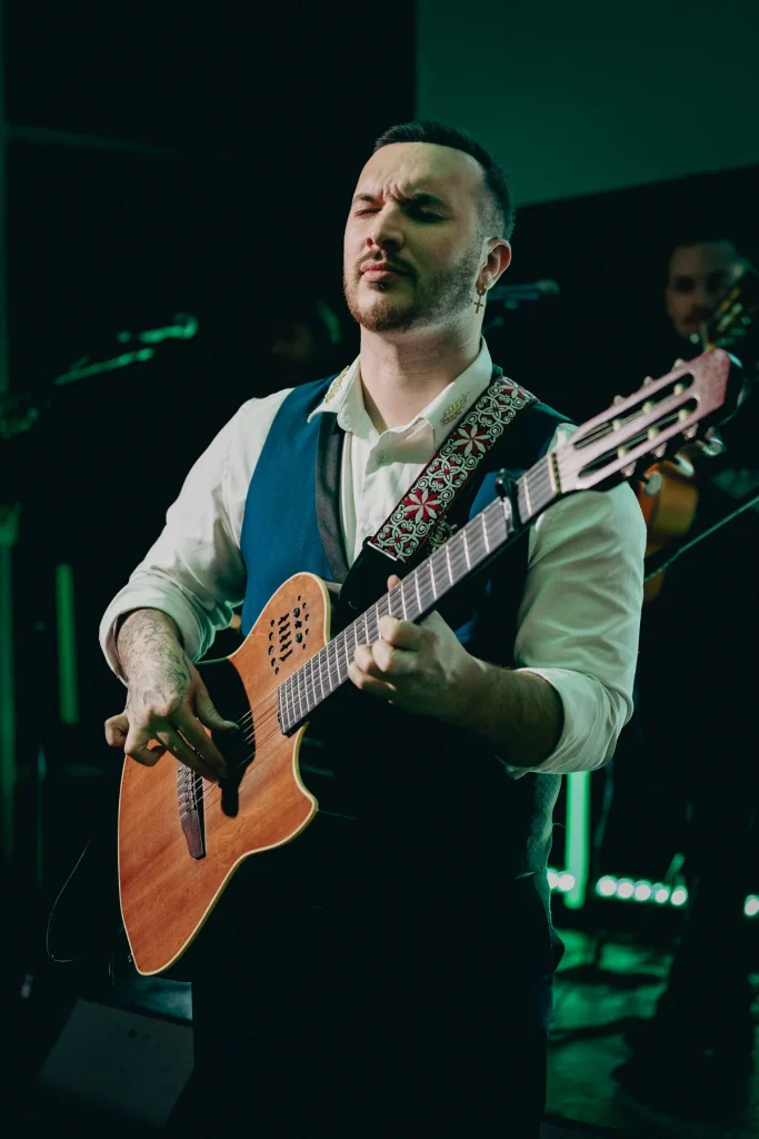 Guitariste sur scène dans une lumière verte, Astranova