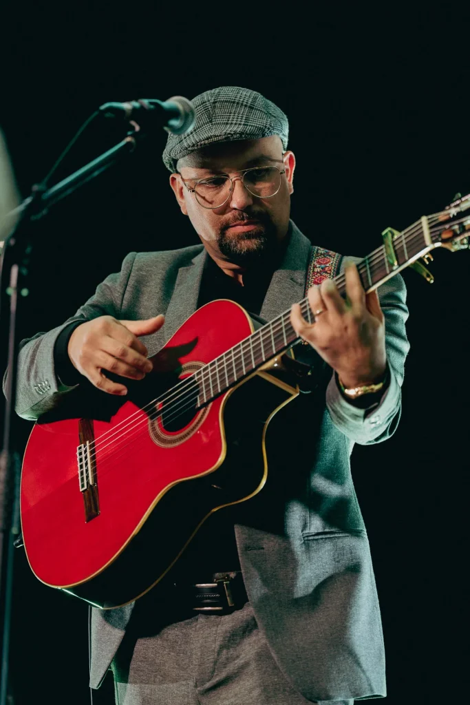 Guitare rouge et lumière de scène, Astranova