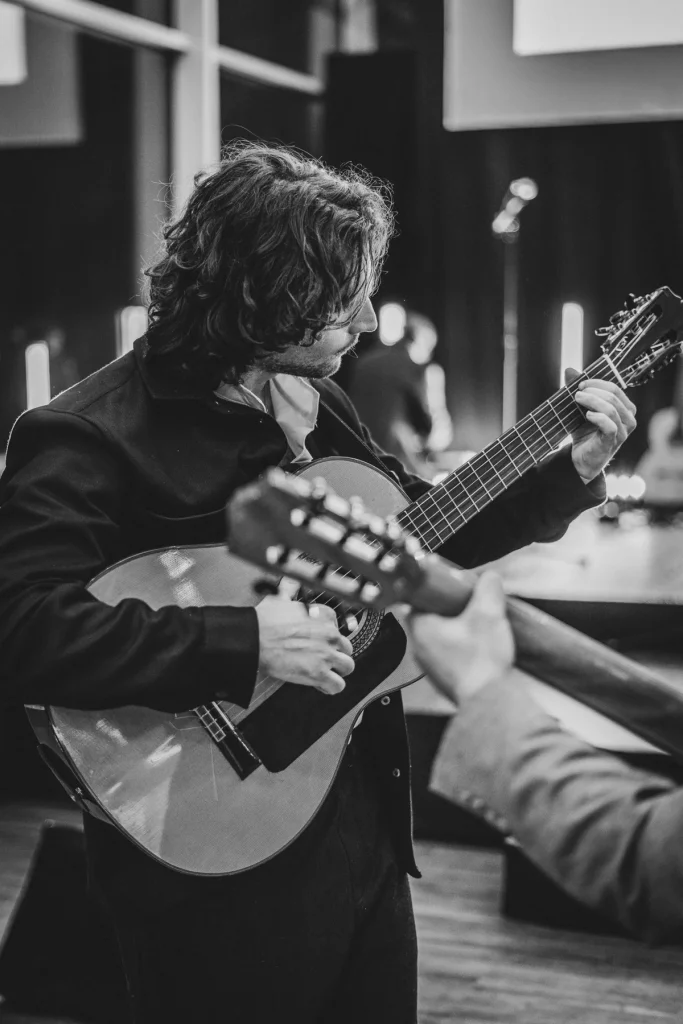 Guitariste en noir et blanc, Astranova