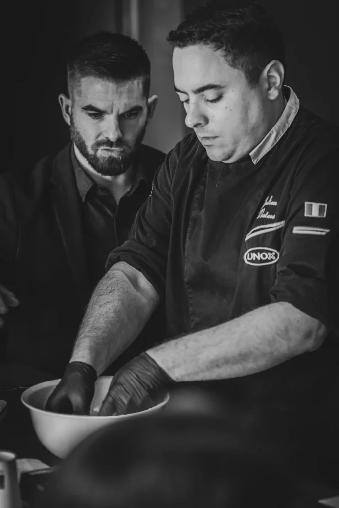 Deux professionnels au travail en cuisine, Billard & Clindoux