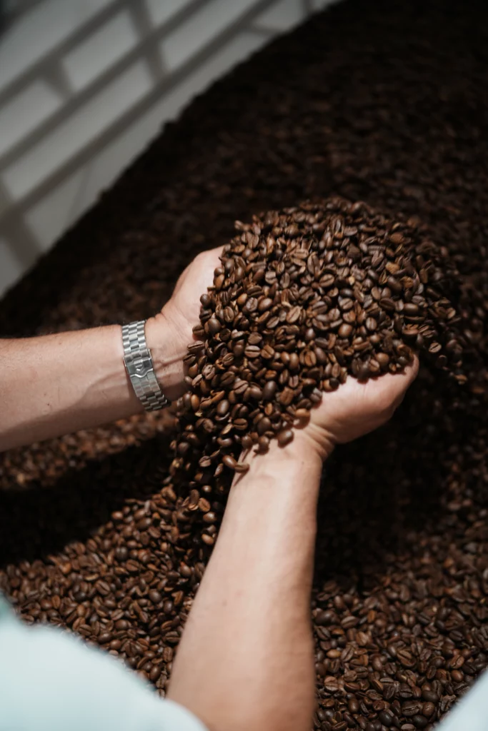 Une poignée de café, le mouvement des grains