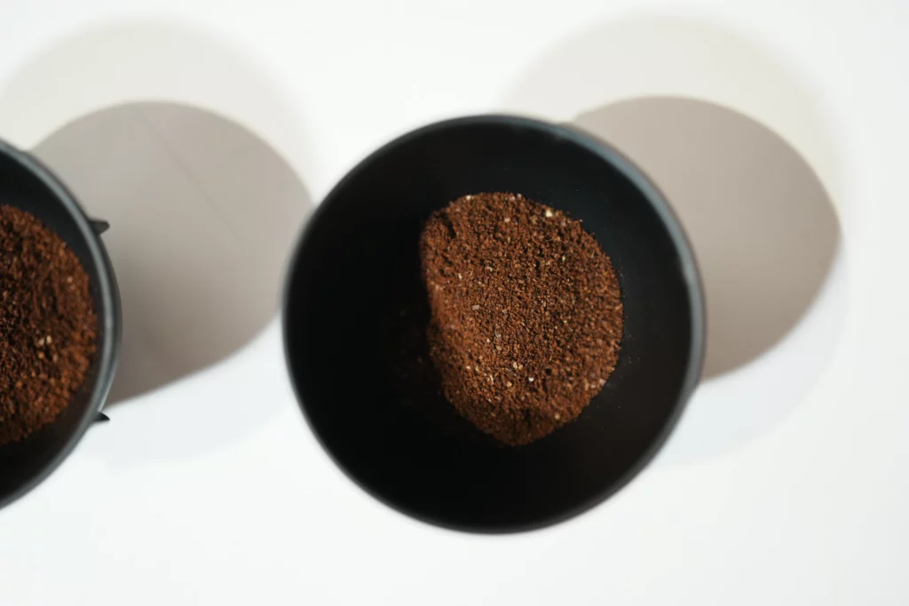 Les bols de café moulu avant la dégustation