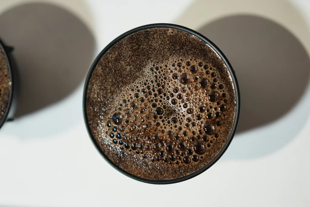 La surface du café pendant une dégustation