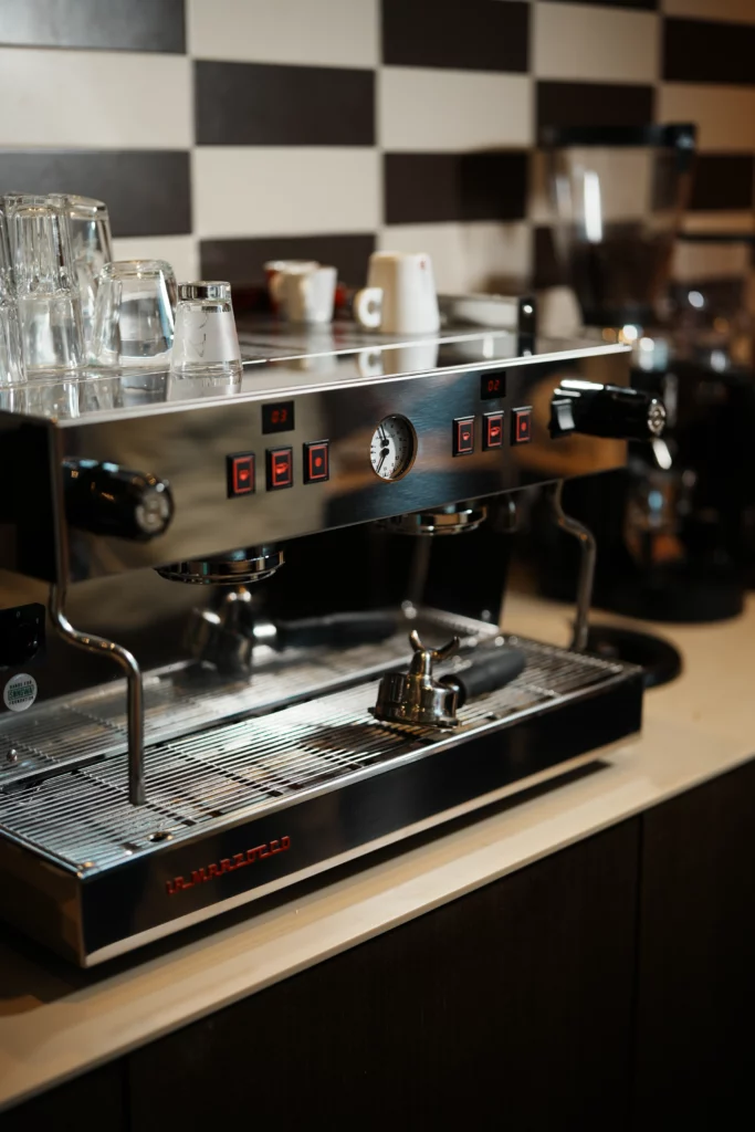 La machine espresso, entre métal et reflets