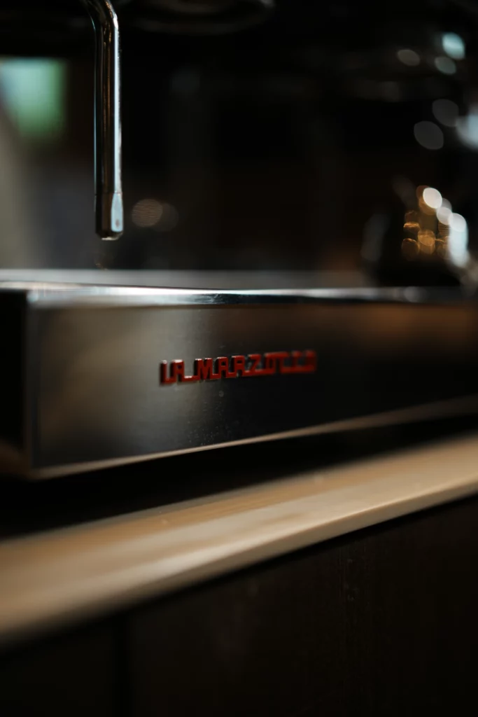 Détail de la machine espresso La Marzocco