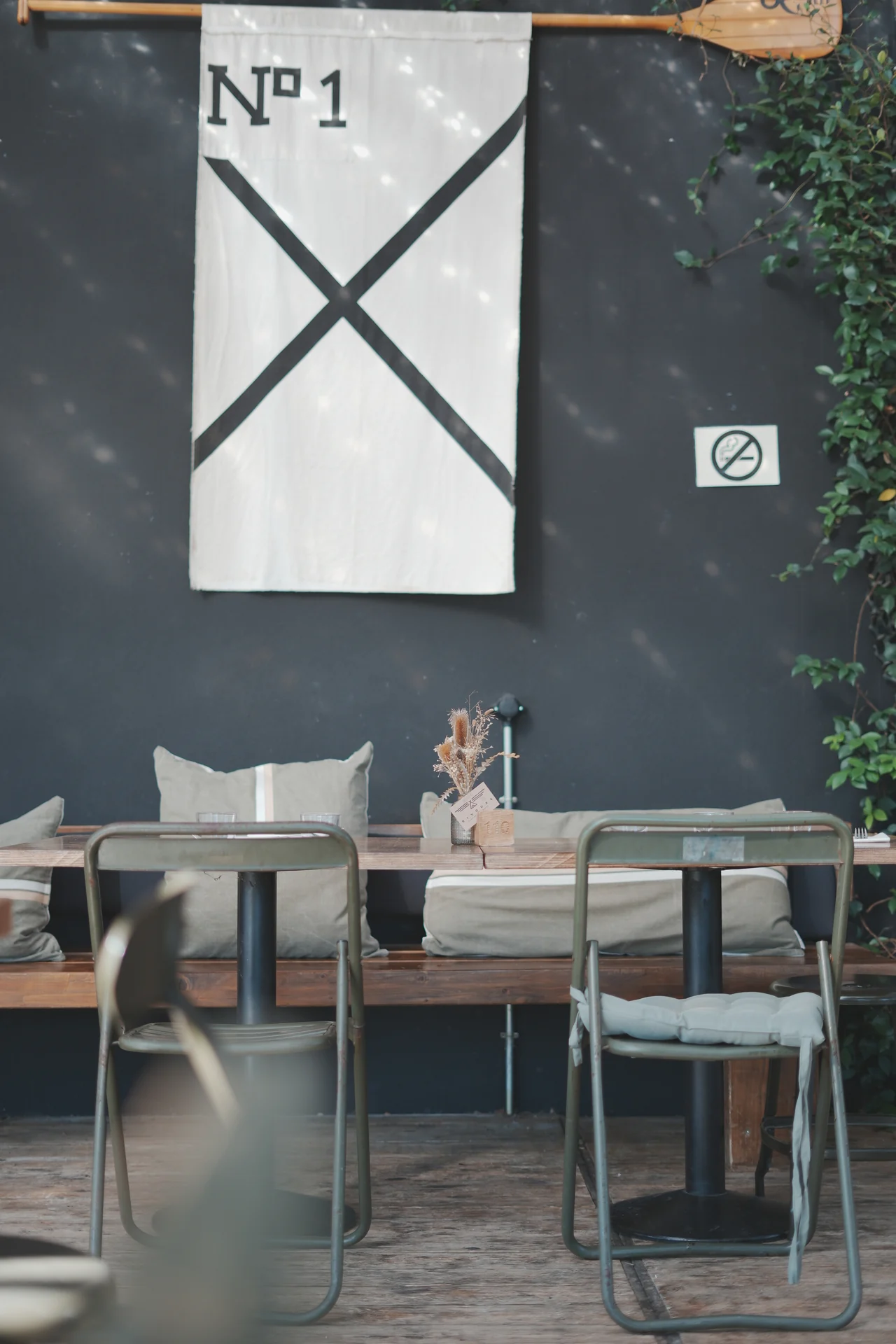 Tables sous la bannière — Bivouak Café