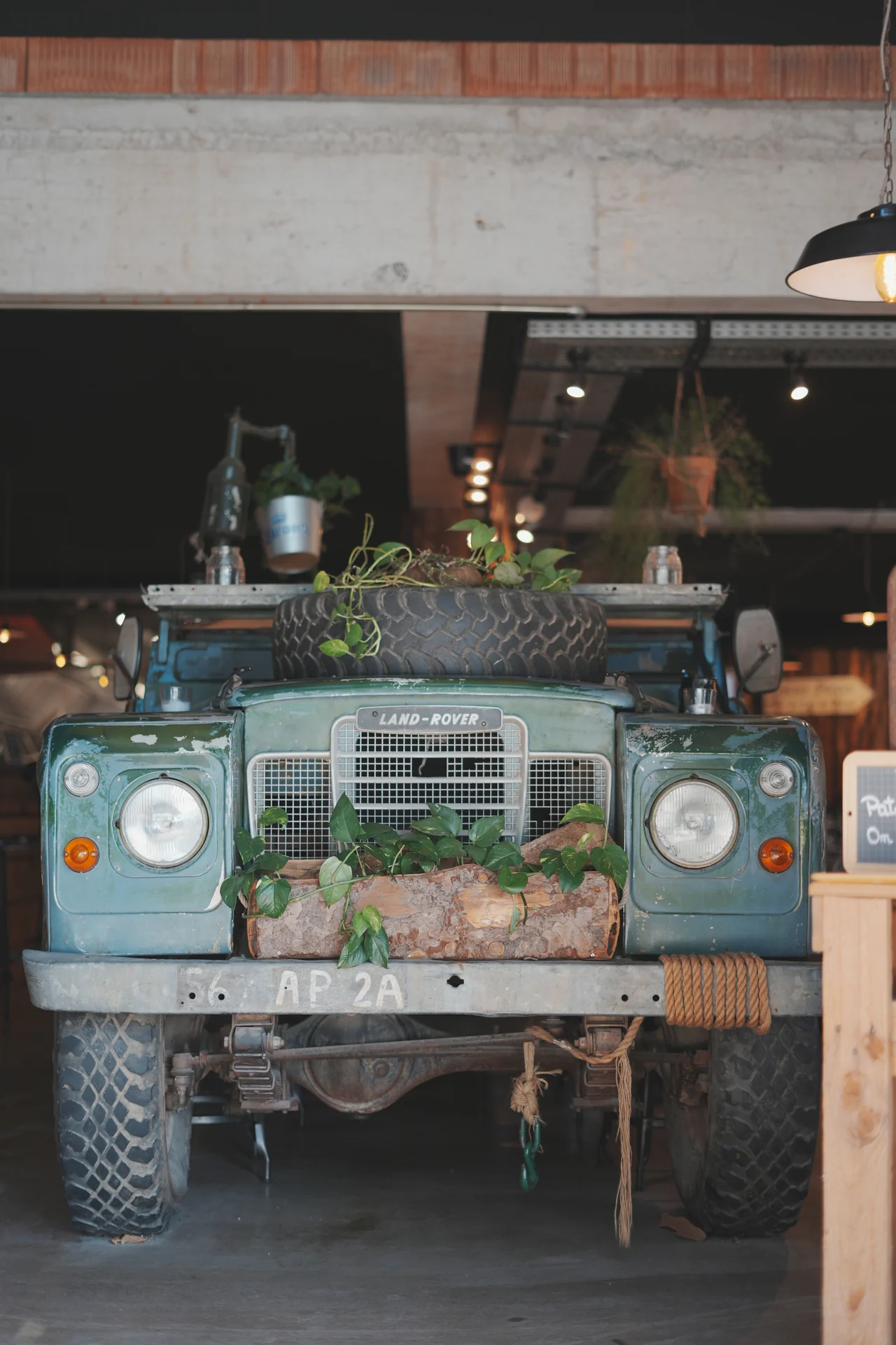 Land Rover dans le décor — Bivouak Café