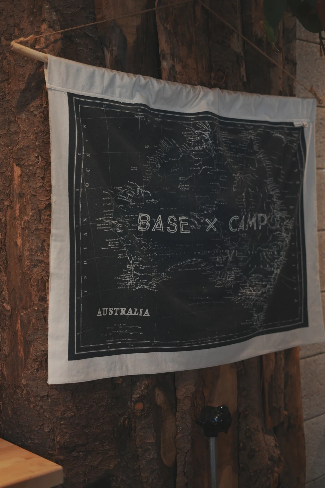 Carte textile sur un tronc — Bivouak Café