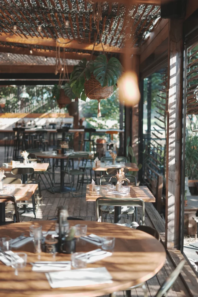 La salle et ses jeux de lumière — Bivouak Café