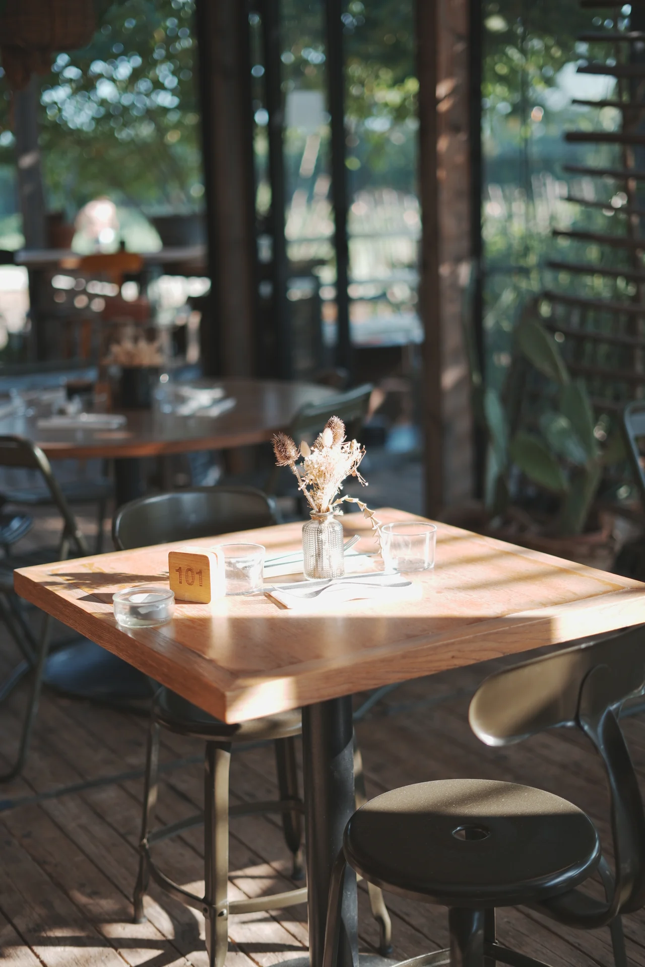 Une table dans la lumière — Bivouak Café