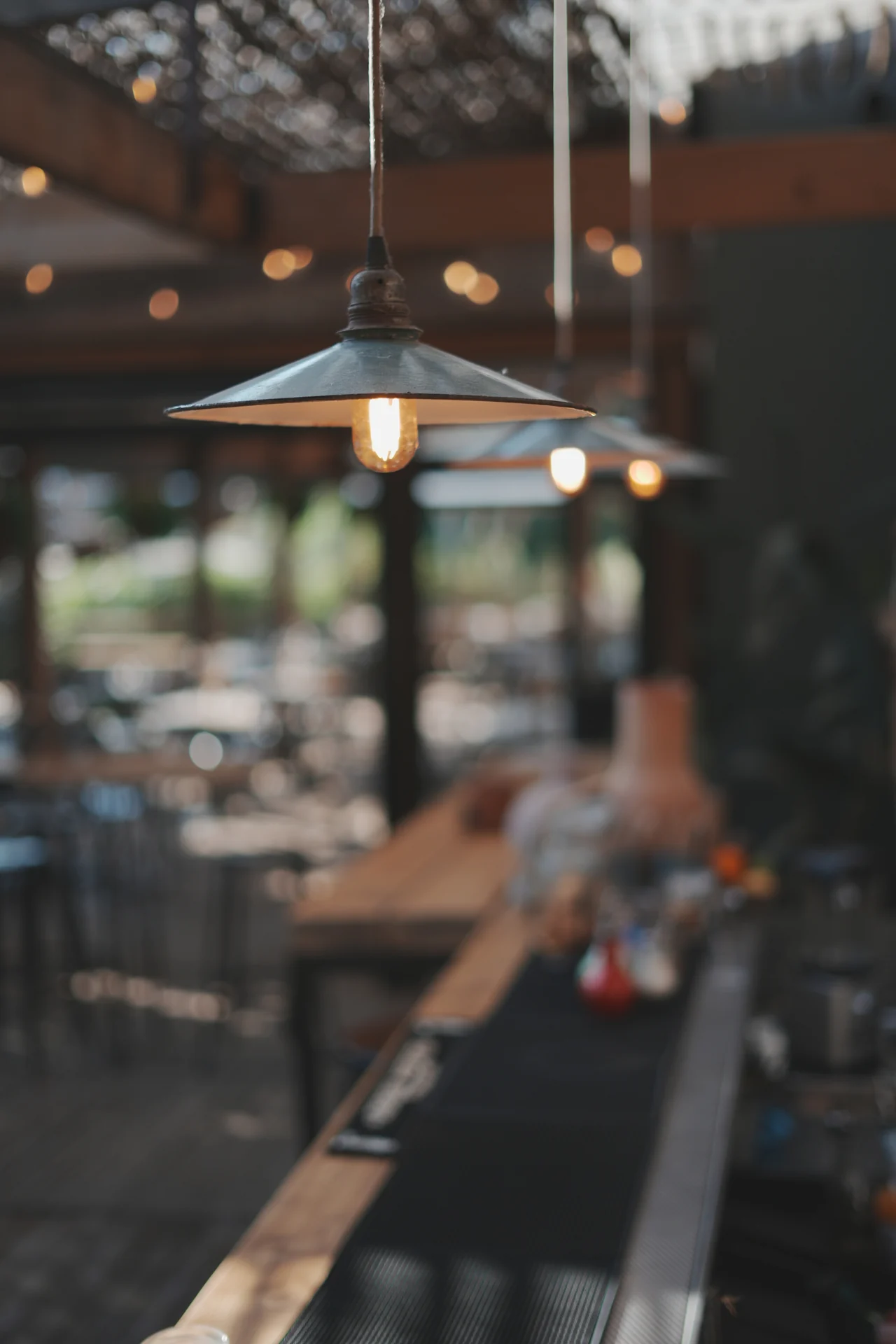 Suspension au-dessus du bar — Bivouak Café
