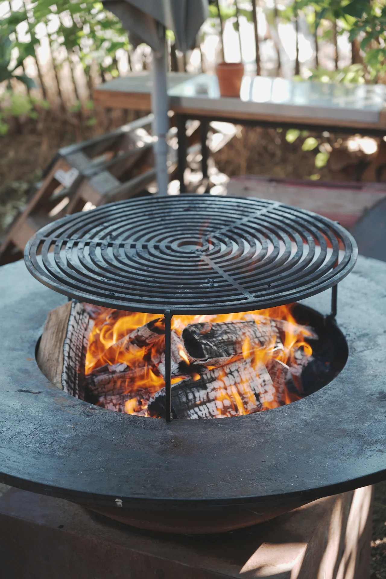 Le feu sous la grille — Bivouak Café