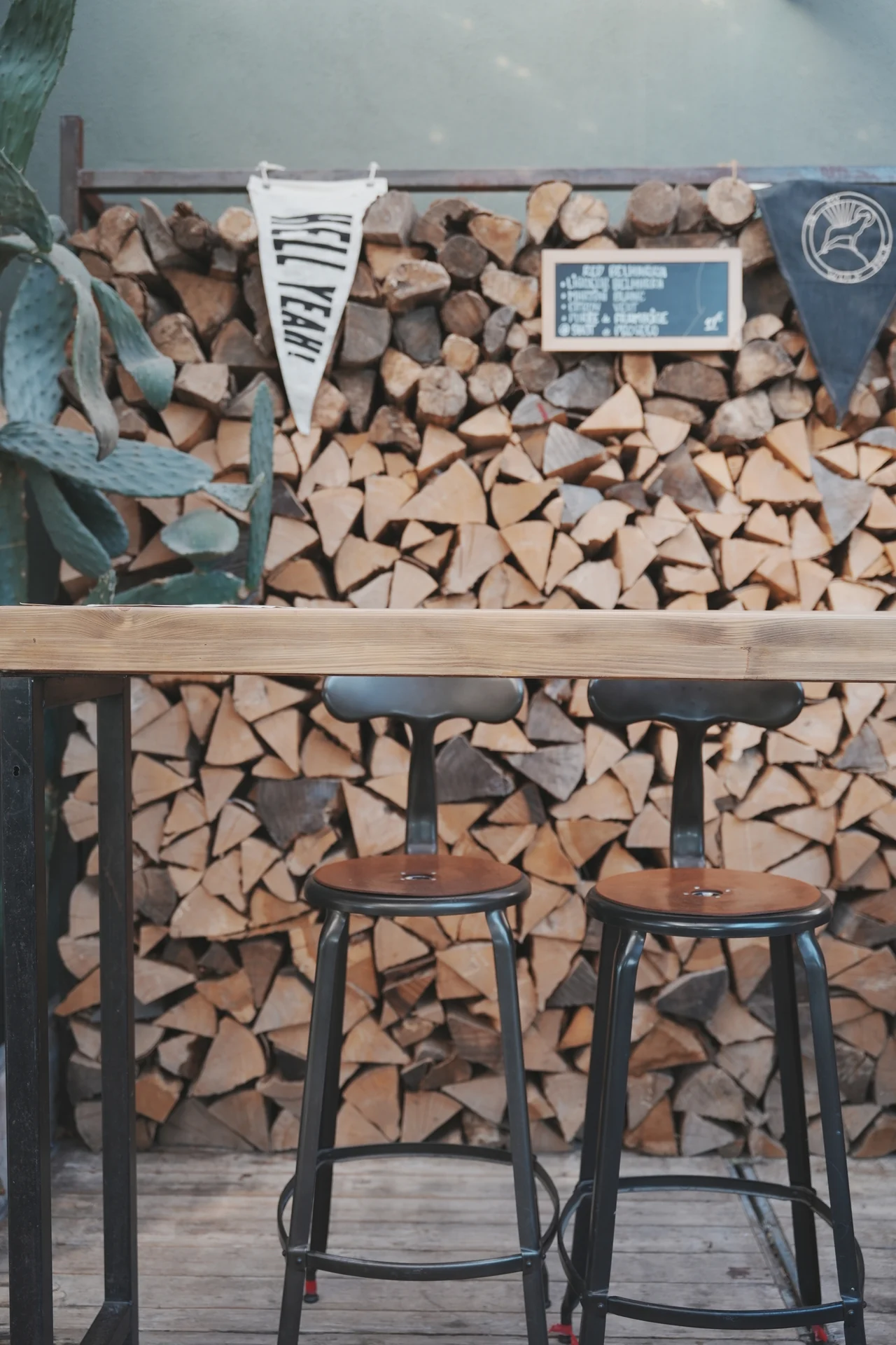 Comptoir et mur de bûches — Bivouak Café