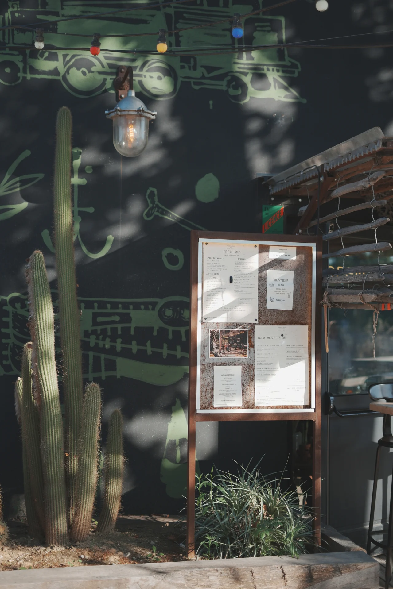 Cactus et menu à l’entrée — Bivouak Café