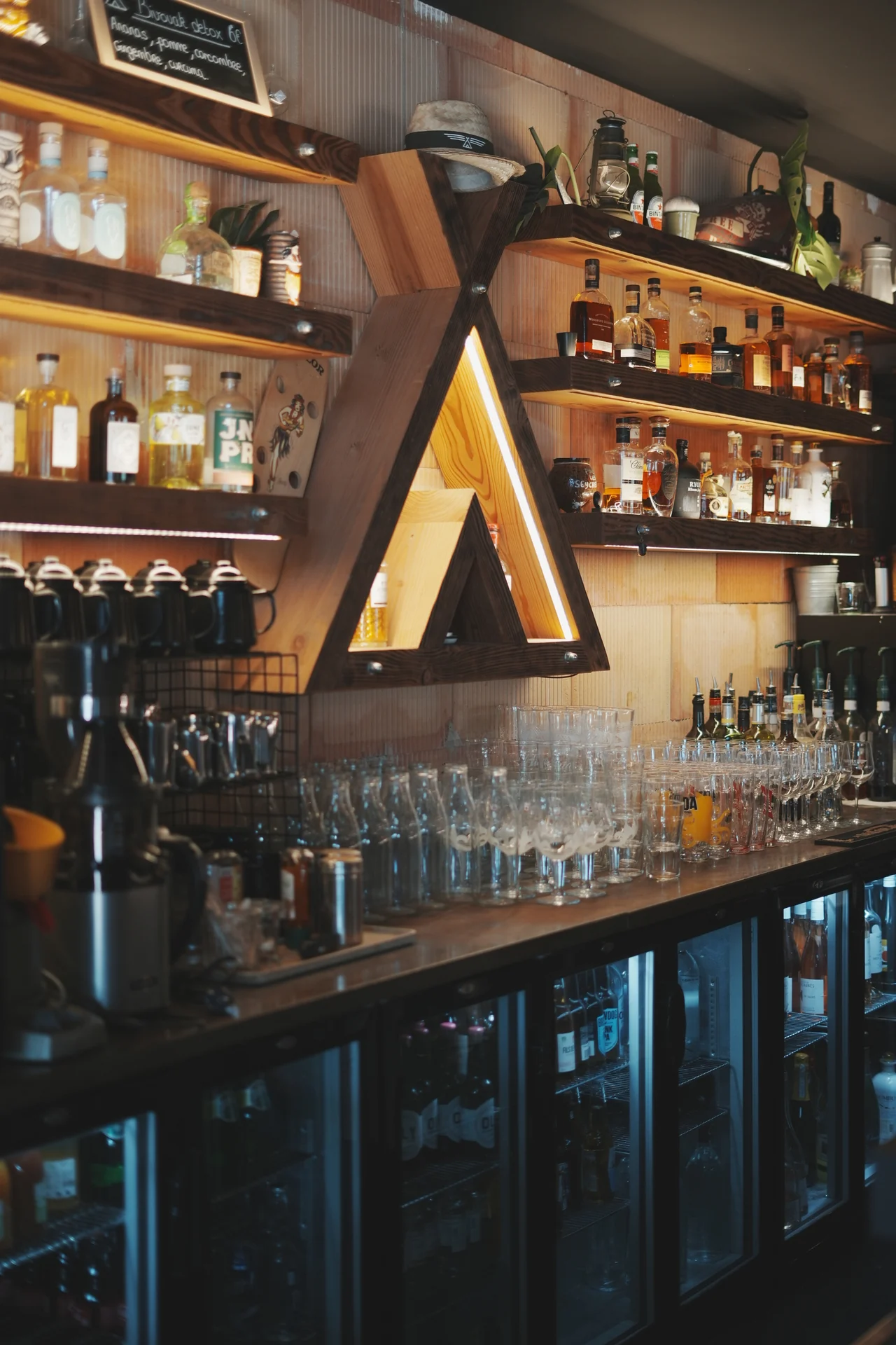 Les étagères du bar — Bivouak Café