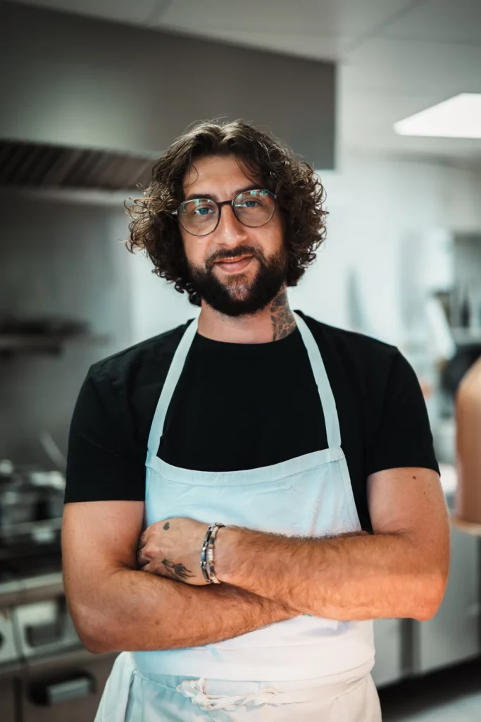 Portrait du chef Ajax Pignier dans la cuisine de L’Essentiel