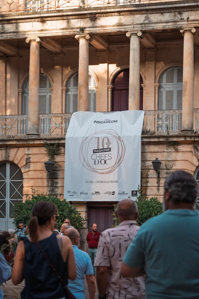 Les invités devant la bannière des 10 ans du magazine