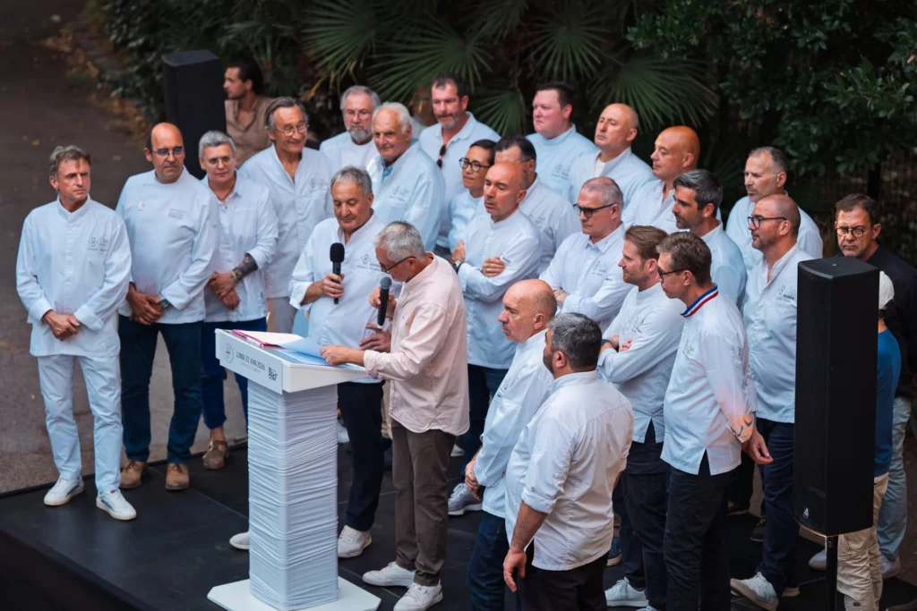 Les chefs rassemblés autour du pupitre