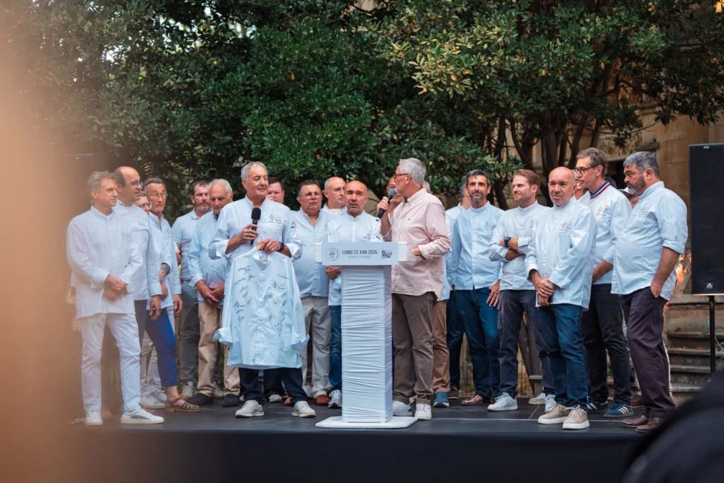 Un moment collectif autour des chefs