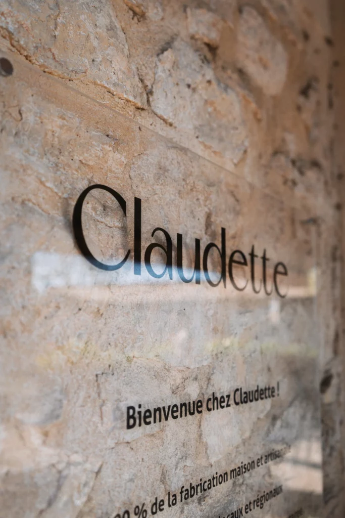 L’enseigne Claudette sur le mur de la boulangerie