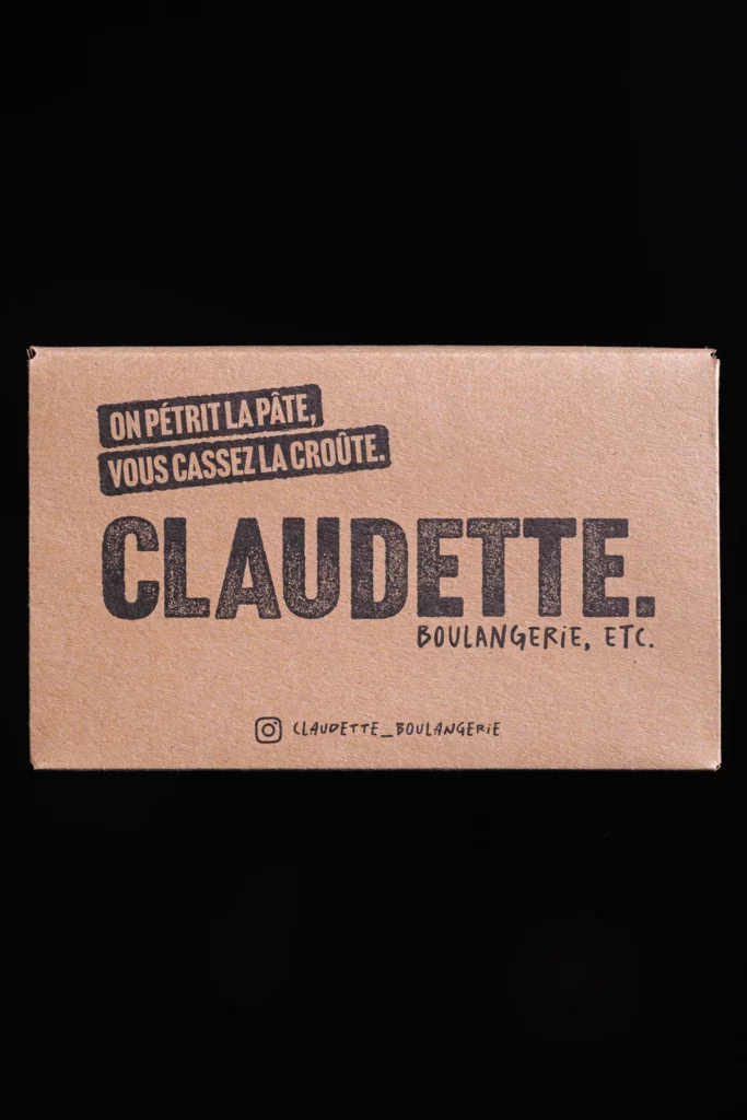 Caja de kraft con la firma Claudette