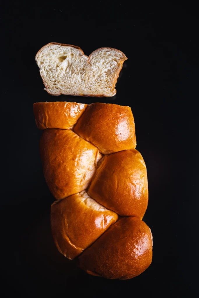 Brioche et tranche de mie sur fond sombre, Claudette