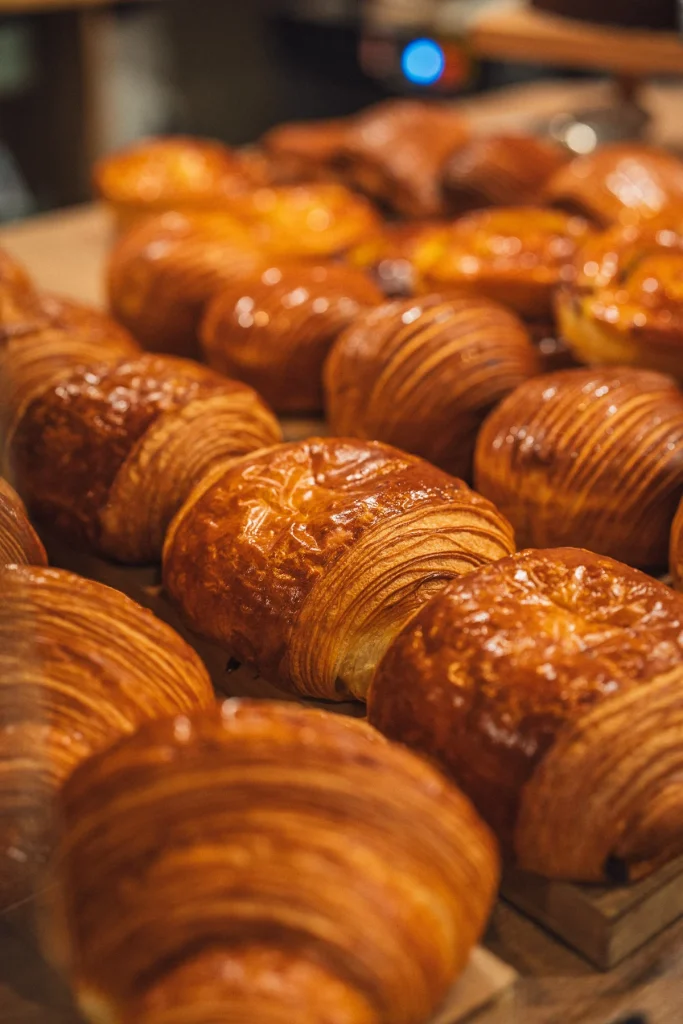 Croissants et viennoiseries dorées, Claudette