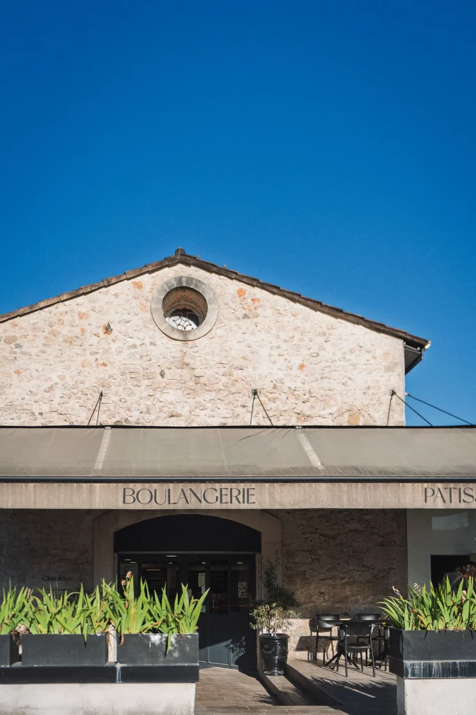Façade de la boulangerie sous le ciel bleu, Claudette