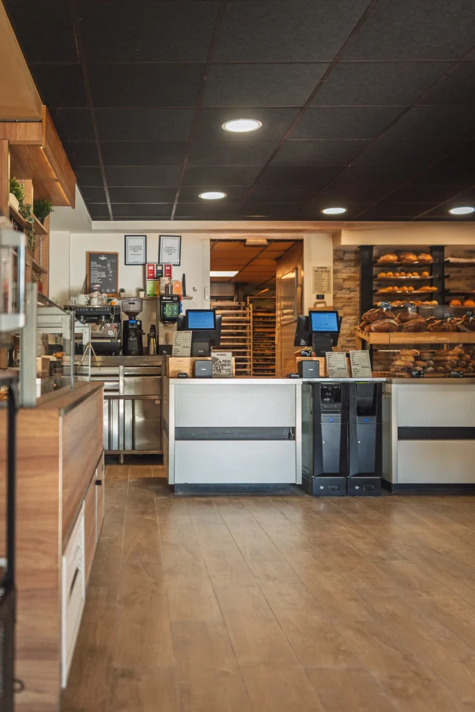 Vue du comptoir et de l’intérieur de la boulangerie, Claudette