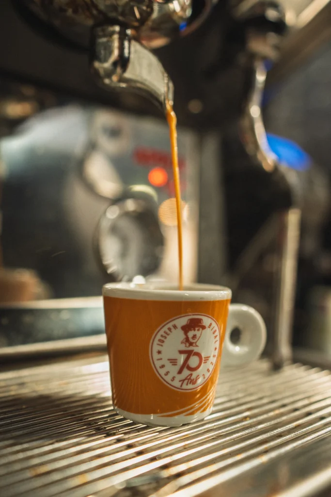 Un espresso à la sortie de la machine à café, Claudette