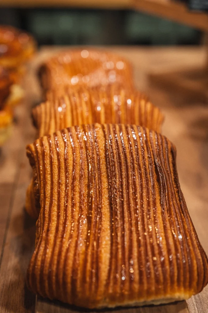 Détail du feuilletage d’une viennoiserie, Claudette