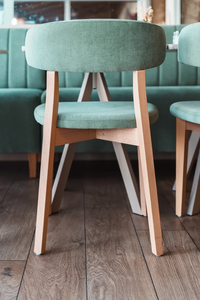 Assise et structure en bois dans un espace de restauration, CMobilier