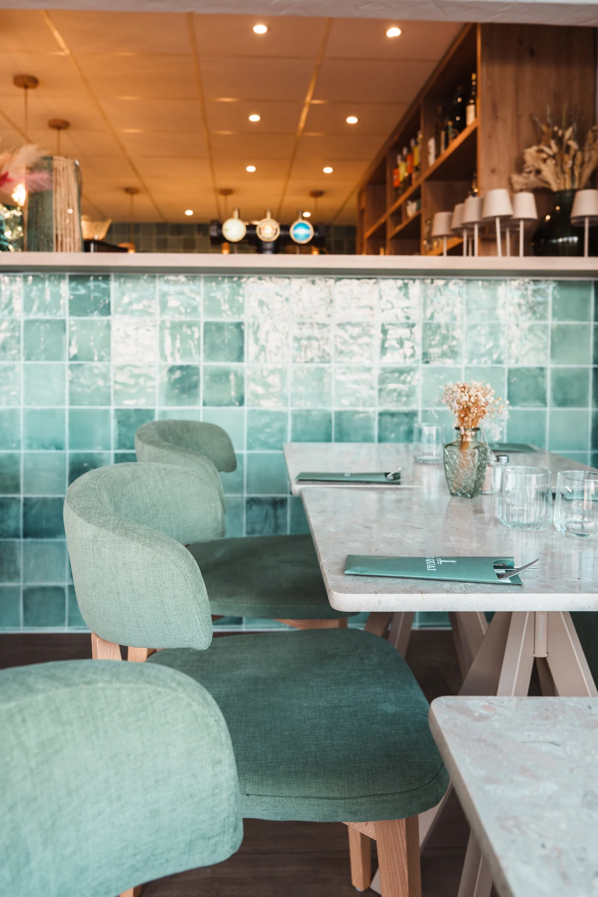 Tables et assises dans un intérieur lumineux, CMobilier