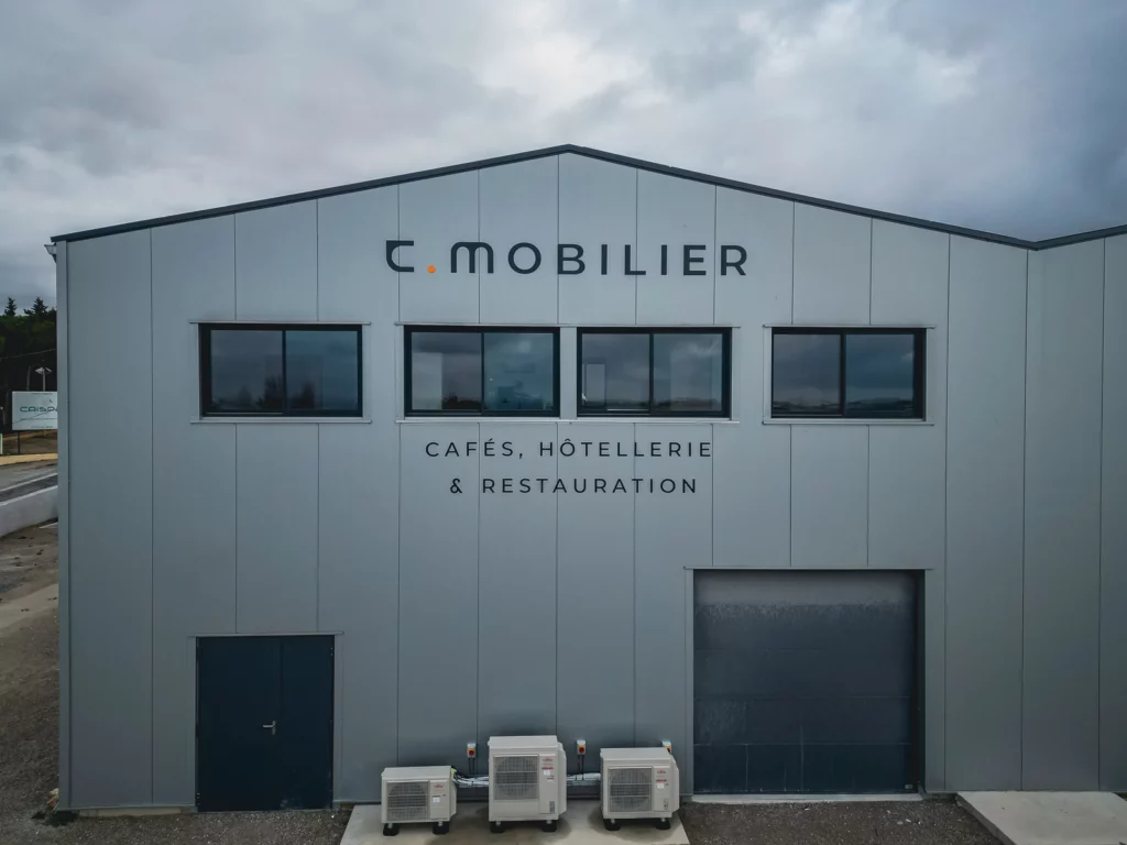 Facciata dell&rsquo;edificio CMobilier a Frontignan