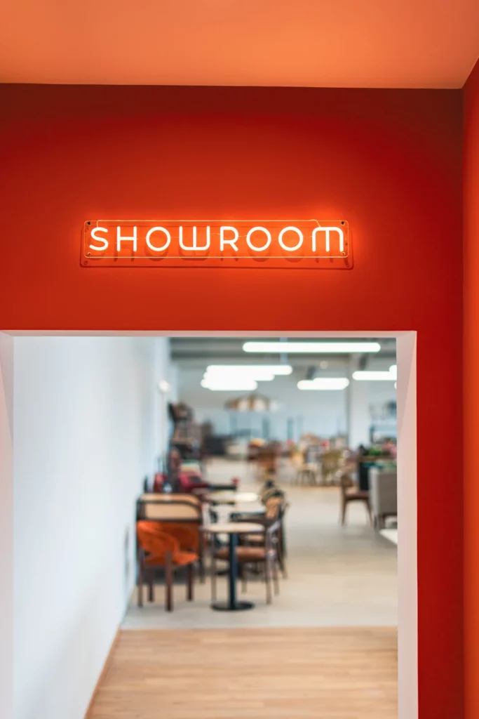 Ingresso dello showroom CMobilier e insegna luminosa